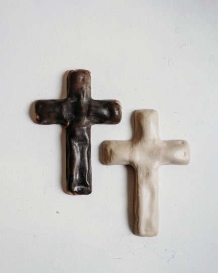 Helen Loom и OTKHI ceramic factory сделали интерьерные кресты