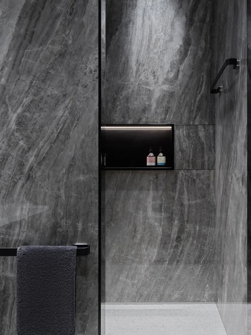 Натуральные материалы и чистота форм в гармоничном интерьере квартиры — проект бюро AR ARCHITECTS