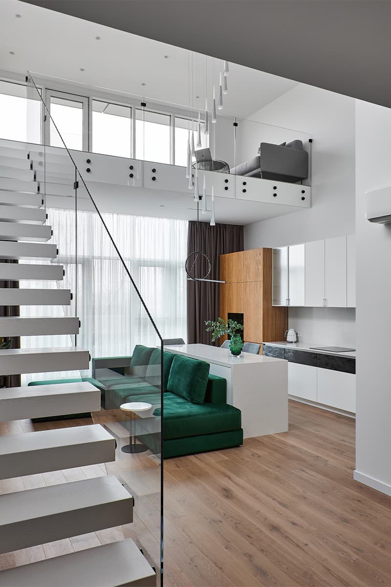 Контрастный интерьер двухуровневой квартиры для девушки из Минска — проект студии IQ House
