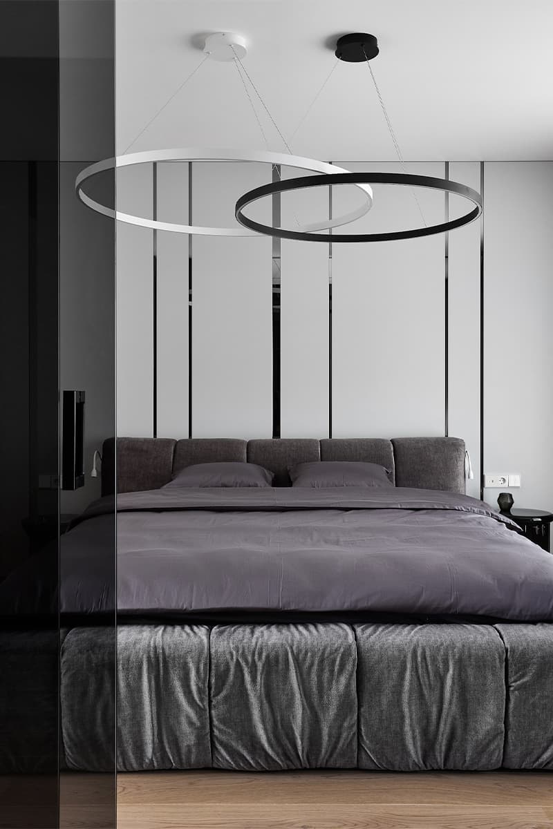 Контрастный интерьер двухуровневой квартиры для девушки из Минска — проект студии IQ House