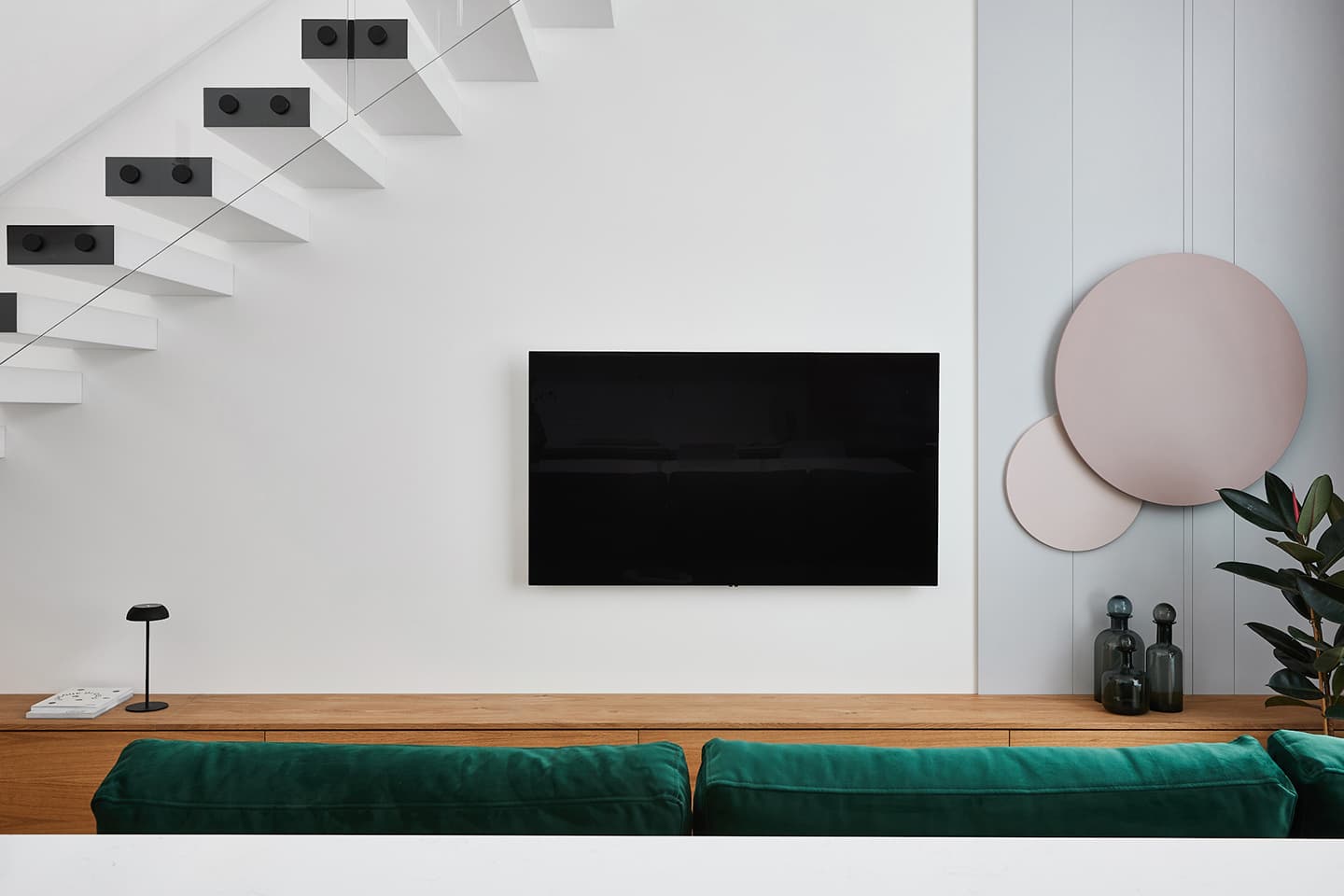 Контрастный интерьер двухуровневой квартиры для девушки из Минска — проект студии IQ House