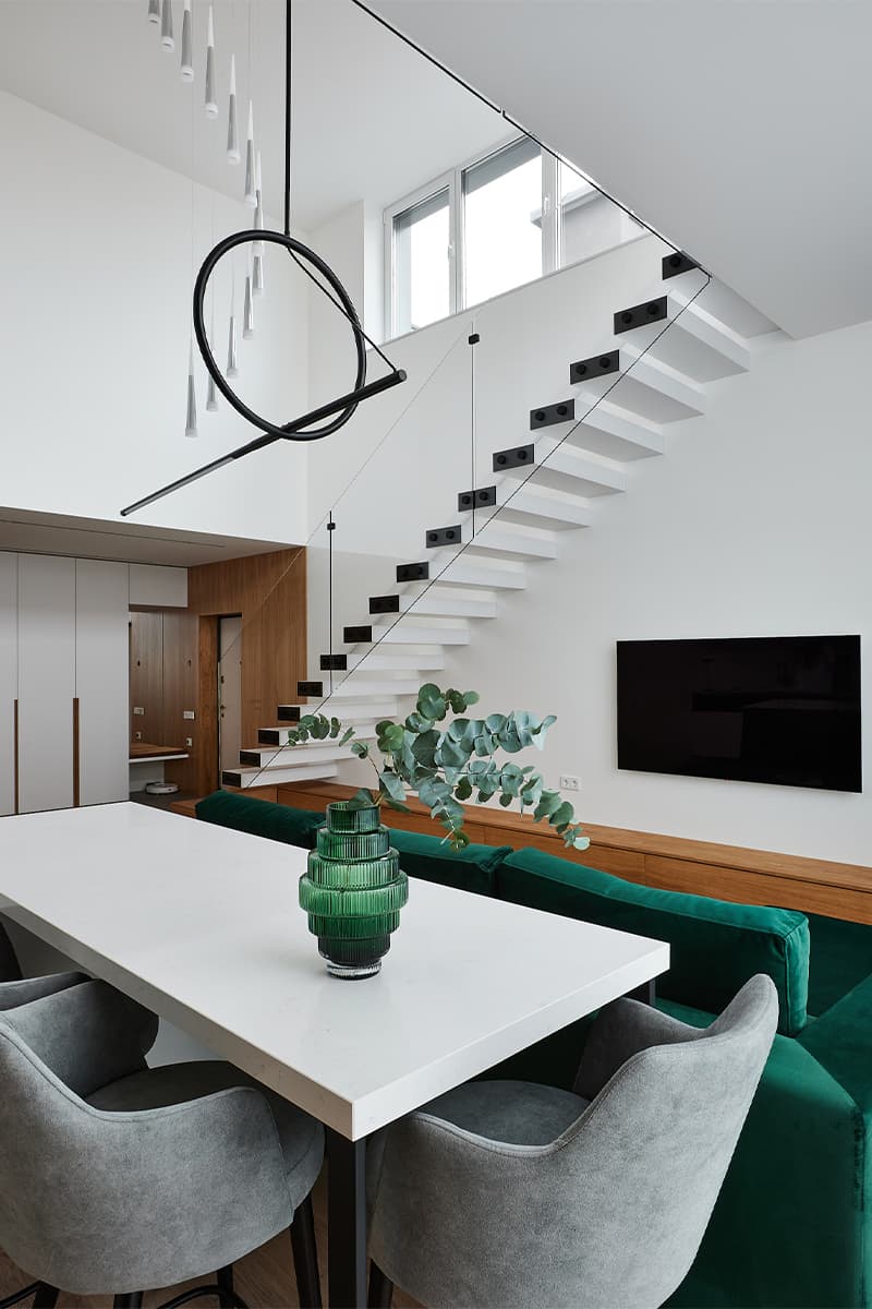 Контрастный интерьер двухуровневой квартиры для девушки из Минска — проект студии IQ House