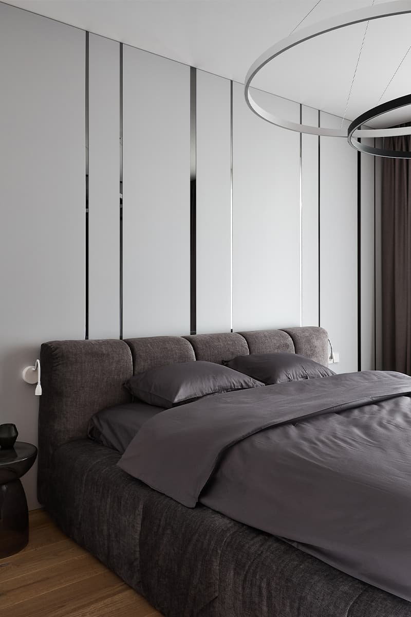 Контрастный интерьер двухуровневой квартиры для девушки из Минска — проект студии IQ House