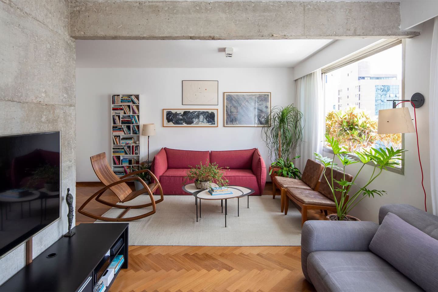 Умиротворяющий интерьер бразильской квартиры с акцентной радиусной перегородкой — проект Андре Беккера