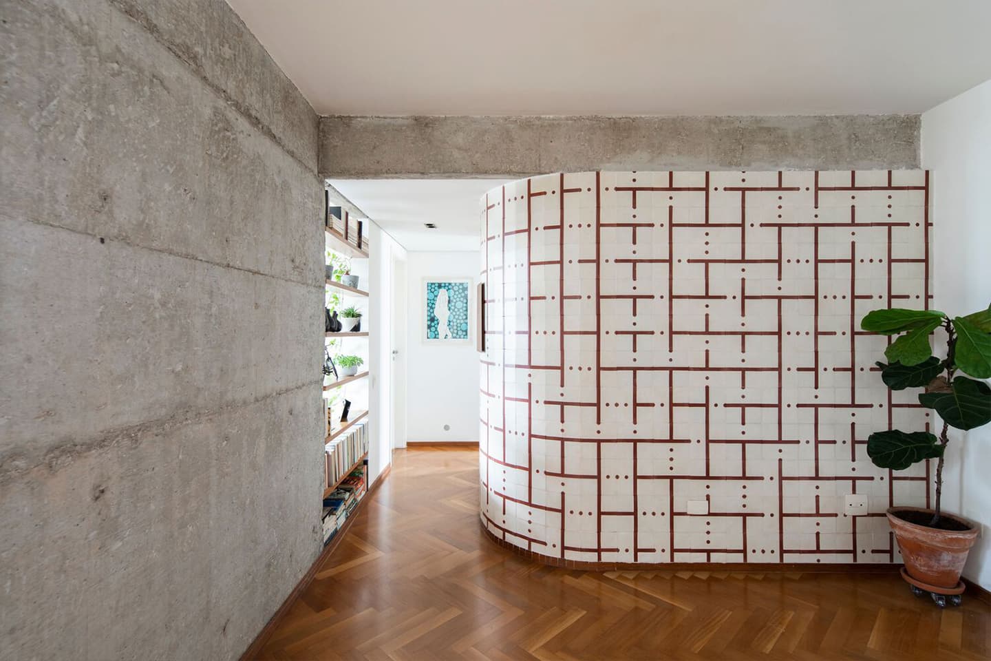 Умиротворяющий интерьер бразильской квартиры с акцентной радиусной перегородкой — проект Андре Беккера