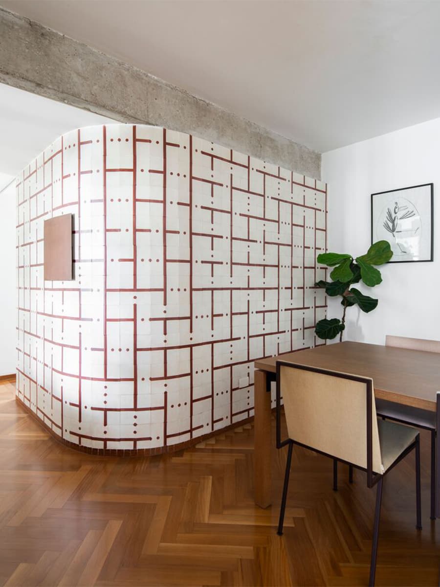 Умиротворяющий интерьер бразильской квартиры с акцентной радиусной перегородкой — проект Андре Беккера