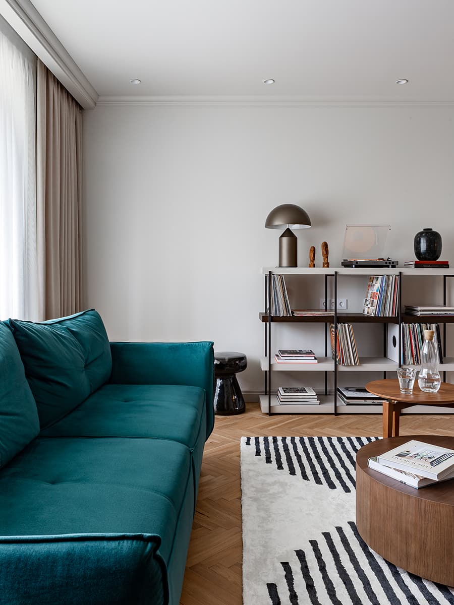 Буйство красок: малахитовые, бордовые и розовые тона в свежем интерьере квартиры — проект Алеси Вусевич