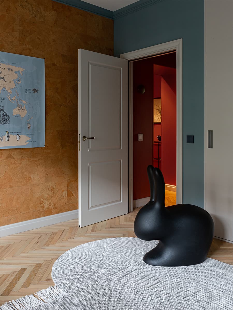 Буйство красок: малахитовые, бордовые и розовые тона в свежем интерьере квартиры — проект Алеси Вусевич