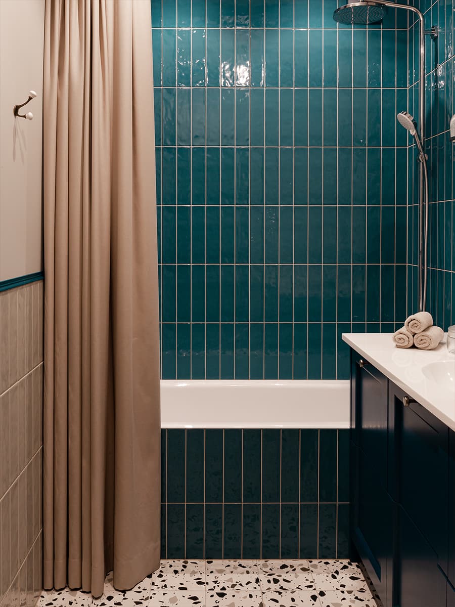 Буйство красок: малахитовые, бордовые и розовые тона в свежем интерьере квартиры — проект Алеси Вусевич