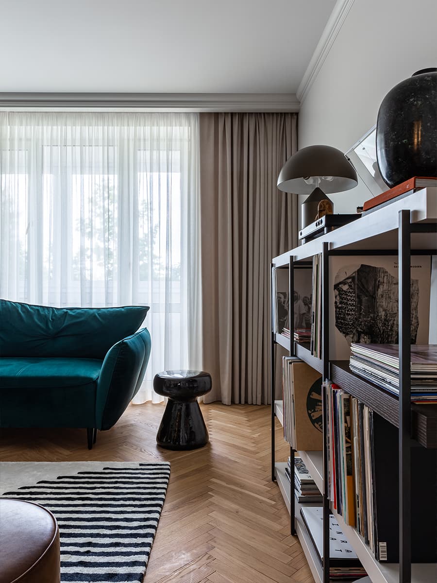 Буйство красок: малахитовые, бордовые и розовые тона в свежем интерьере квартиры — проект Алеси Вусевич