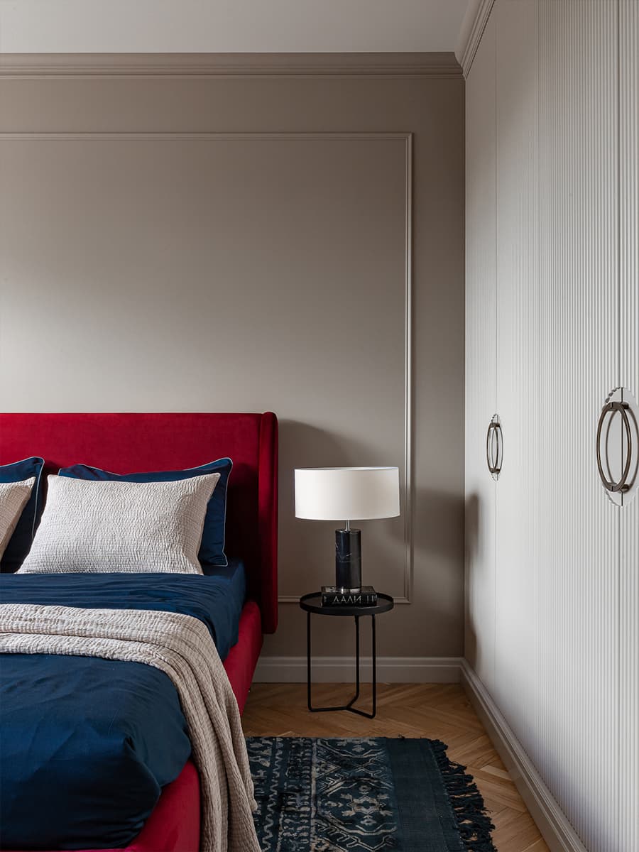 Буйство красок: малахитовые, бордовые и розовые тона в свежем интерьере квартиры — проект Алеси Вусевич