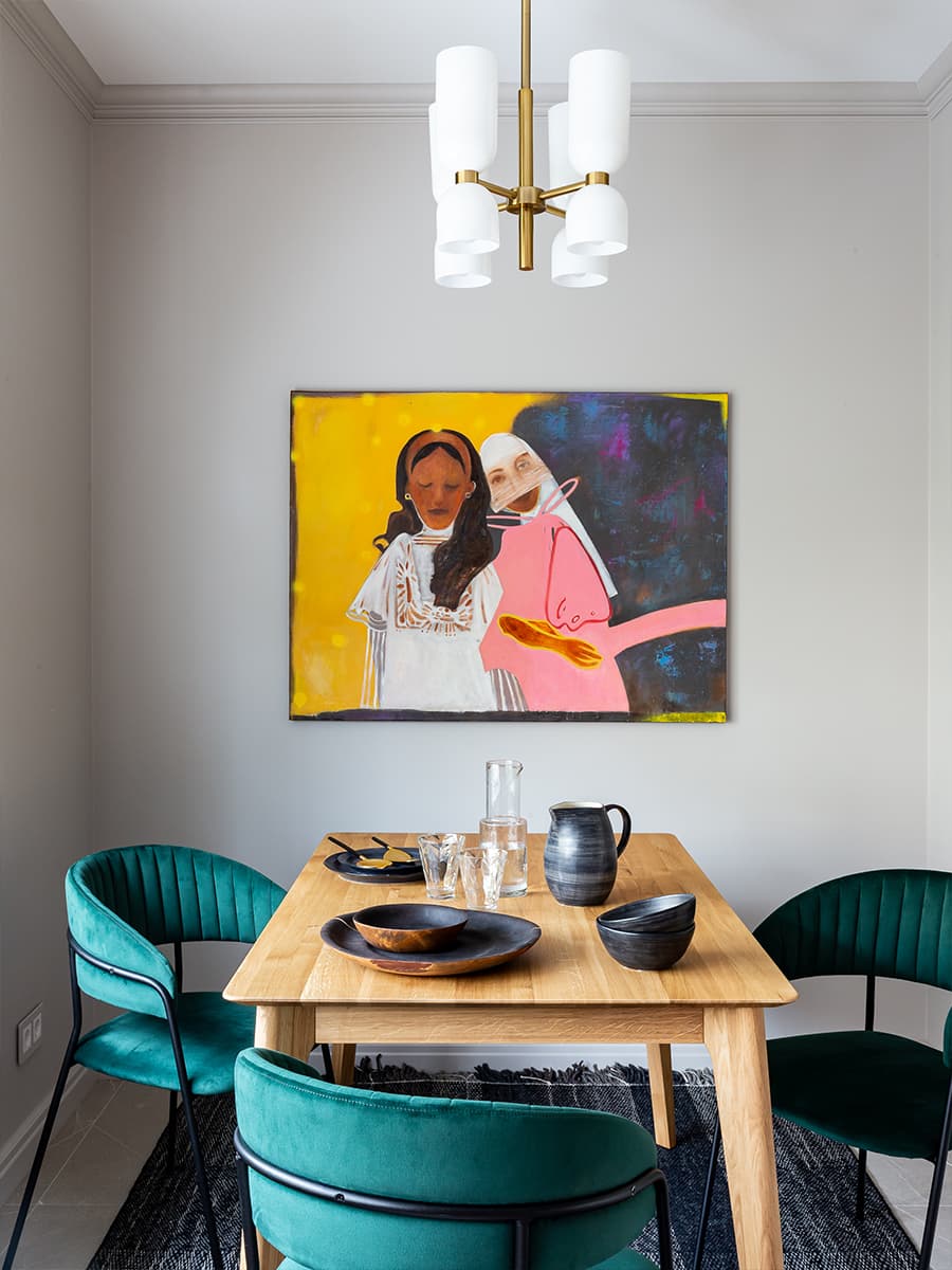 Буйство красок: малахитовые, бордовые и розовые тона в свежем интерьере квартиры — проект Алеси Вусевич