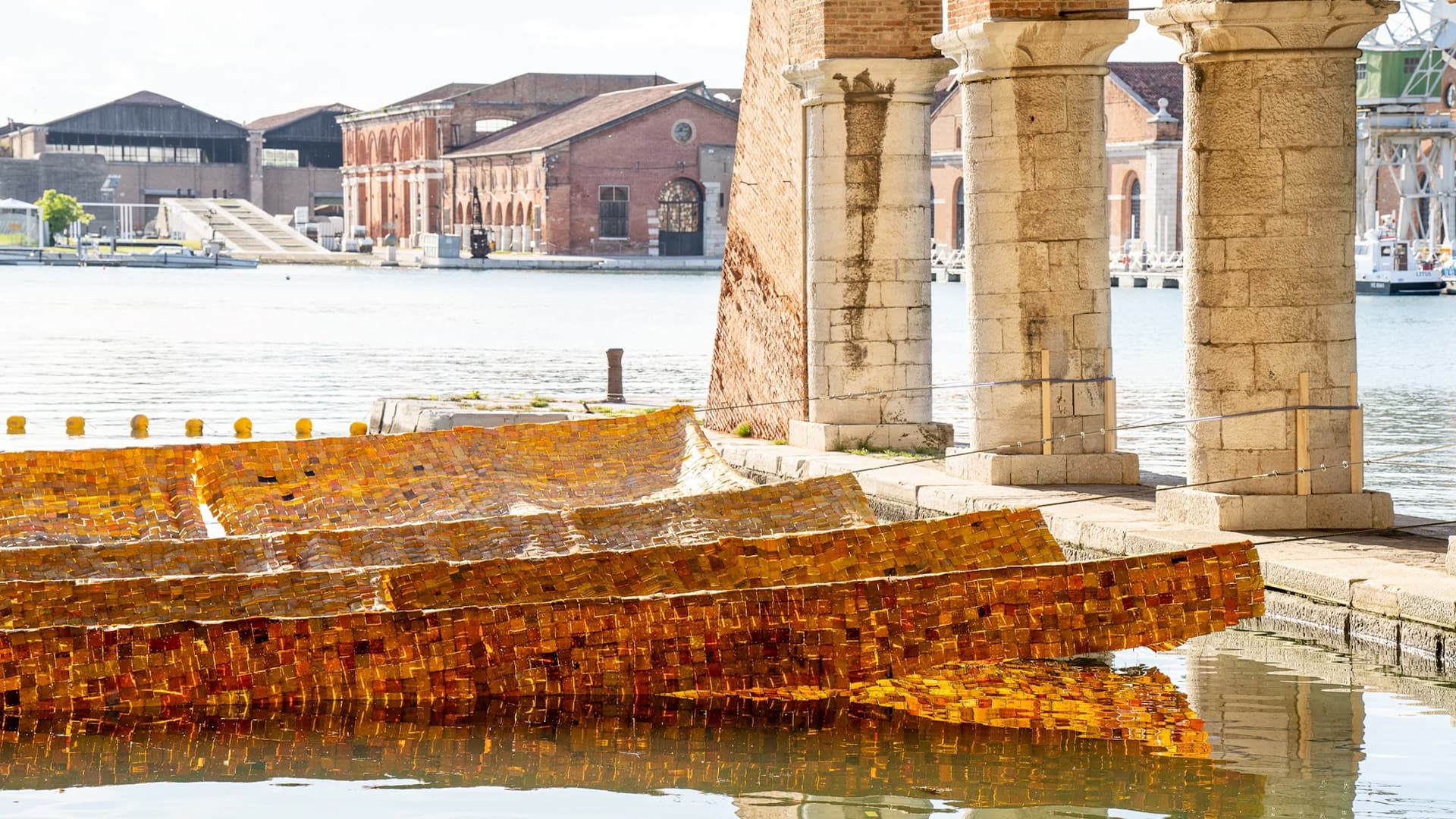Балансирующая арка, склад материалов и кочевая библиотека: эффектные инсталляции Венецианской архитектурной биеннале