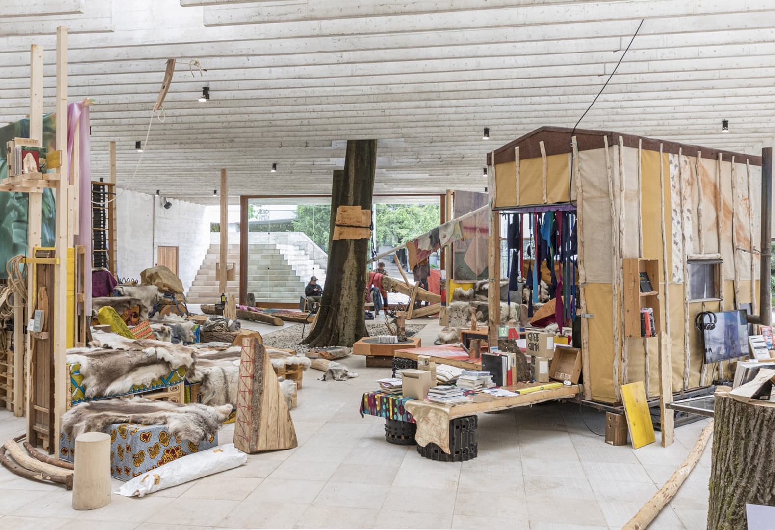 18-я Венецианская архитектурная биеннале: Экспозиция Girjegumpi: The Sámi Architecture Library в Северном павильоне. Джоар Нанго, Карлос Мингес Карраск и Джеймс Тейлор-Фостер. Фото: Laurian Ghinițoiu