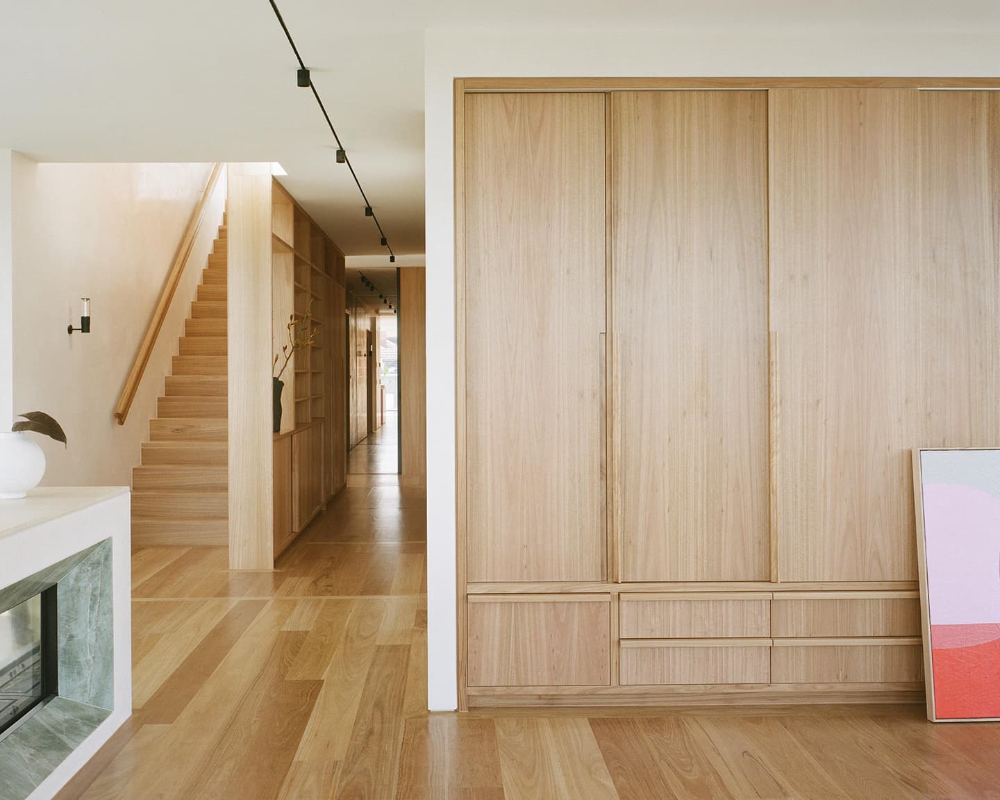 Воздушный интерьер пентхауса для нескольких поколений большой семьи — проект Office Alex Nicholls