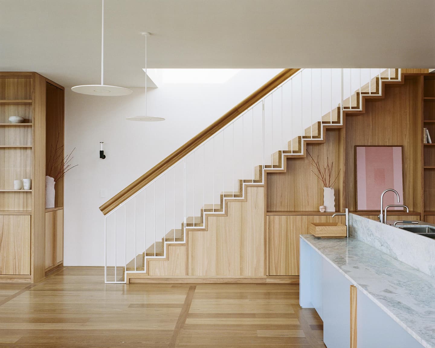 Воздушный интерьер пентхауса для нескольких поколений большой семьи — проект Office Alex Nicholls