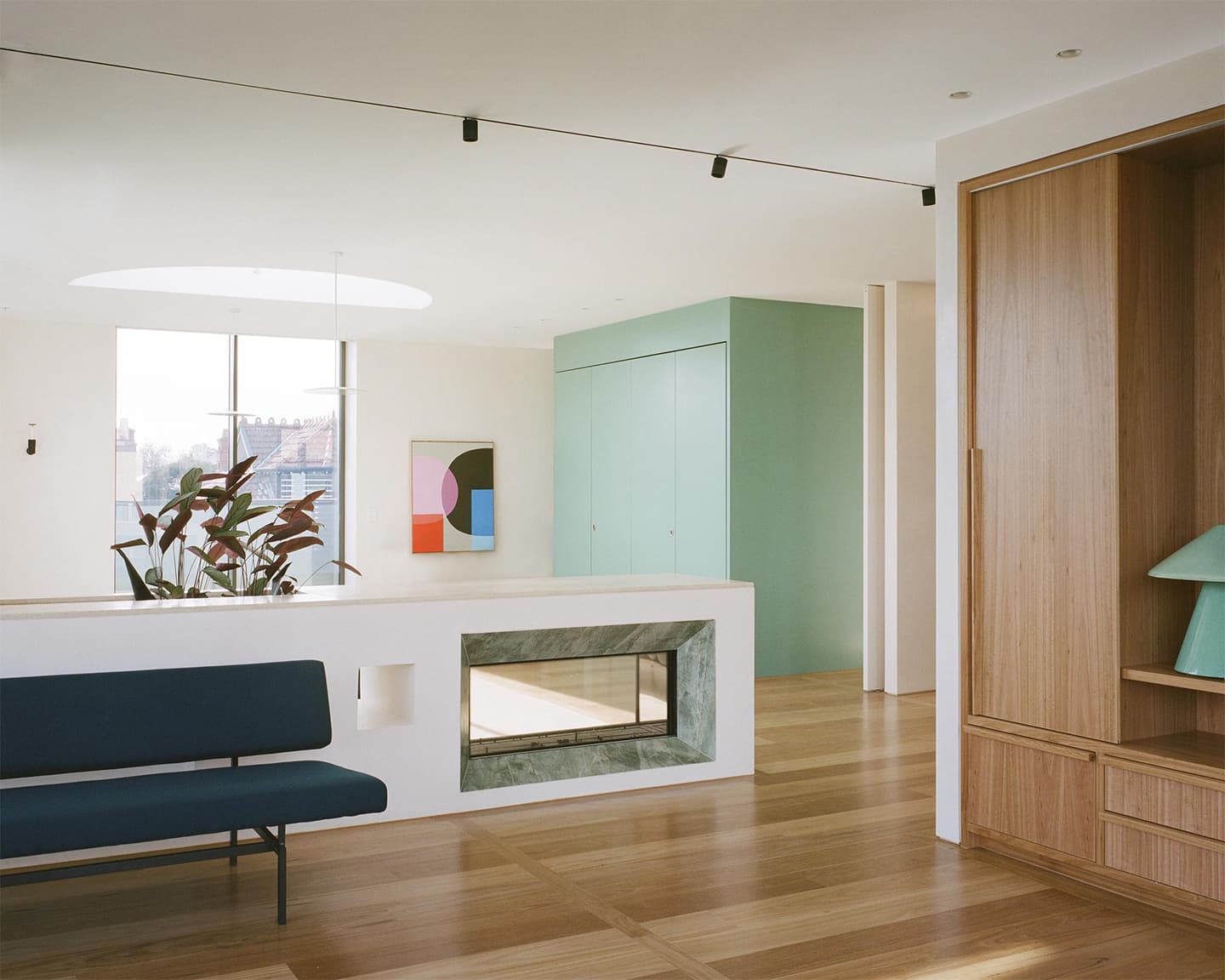 Воздушный интерьер пентхауса для нескольких поколений большой семьи — проект Office Alex Nicholls