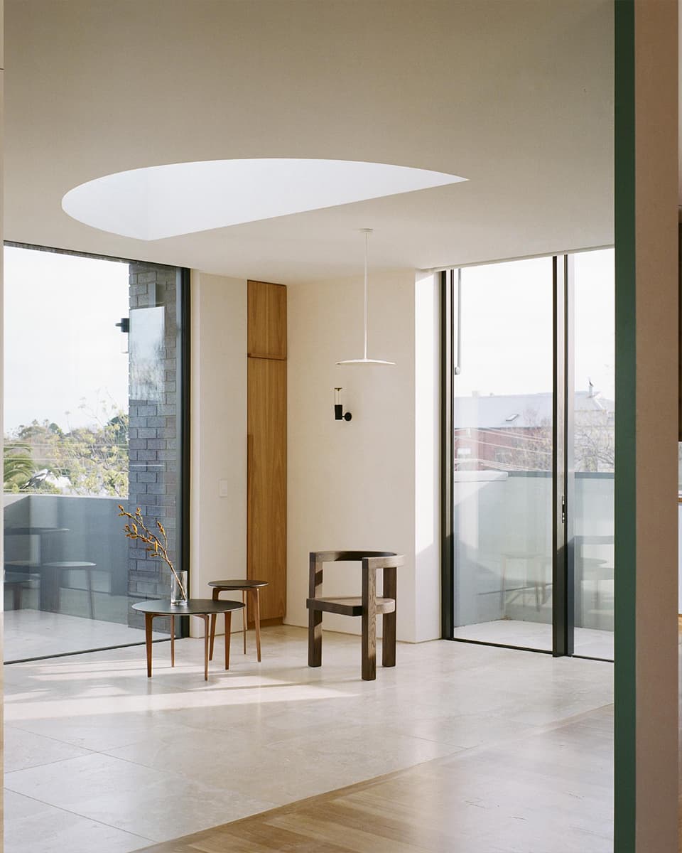 Воздушный интерьер пентхауса для нескольких поколений большой семьи — проект Office Alex Nicholls