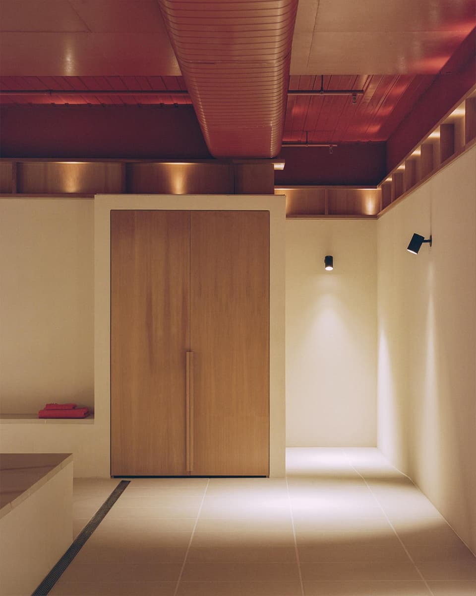 Воздушный интерьер пентхауса для нескольких поколений большой семьи — проект Office Alex Nicholls