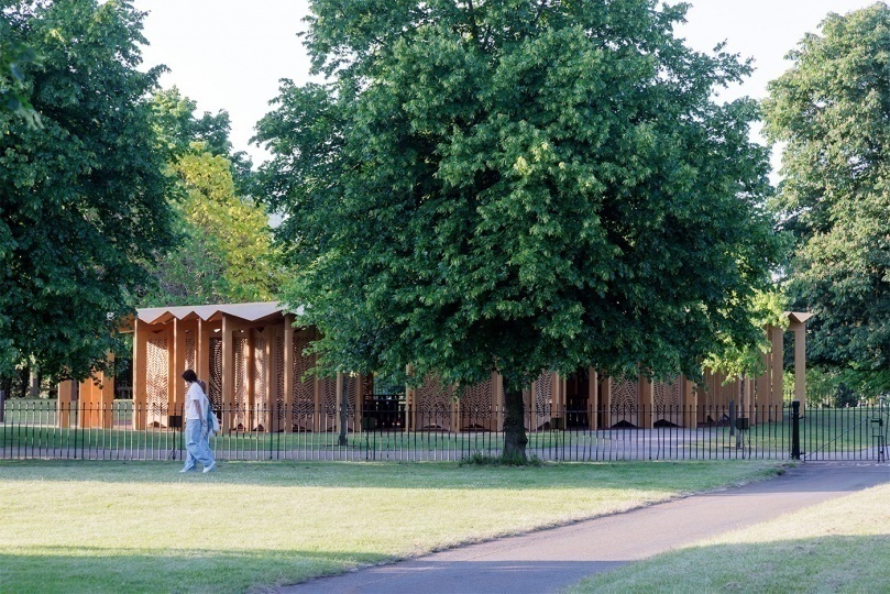 В Кенсингтонских садах установили летний павильон Serpentine Gallery