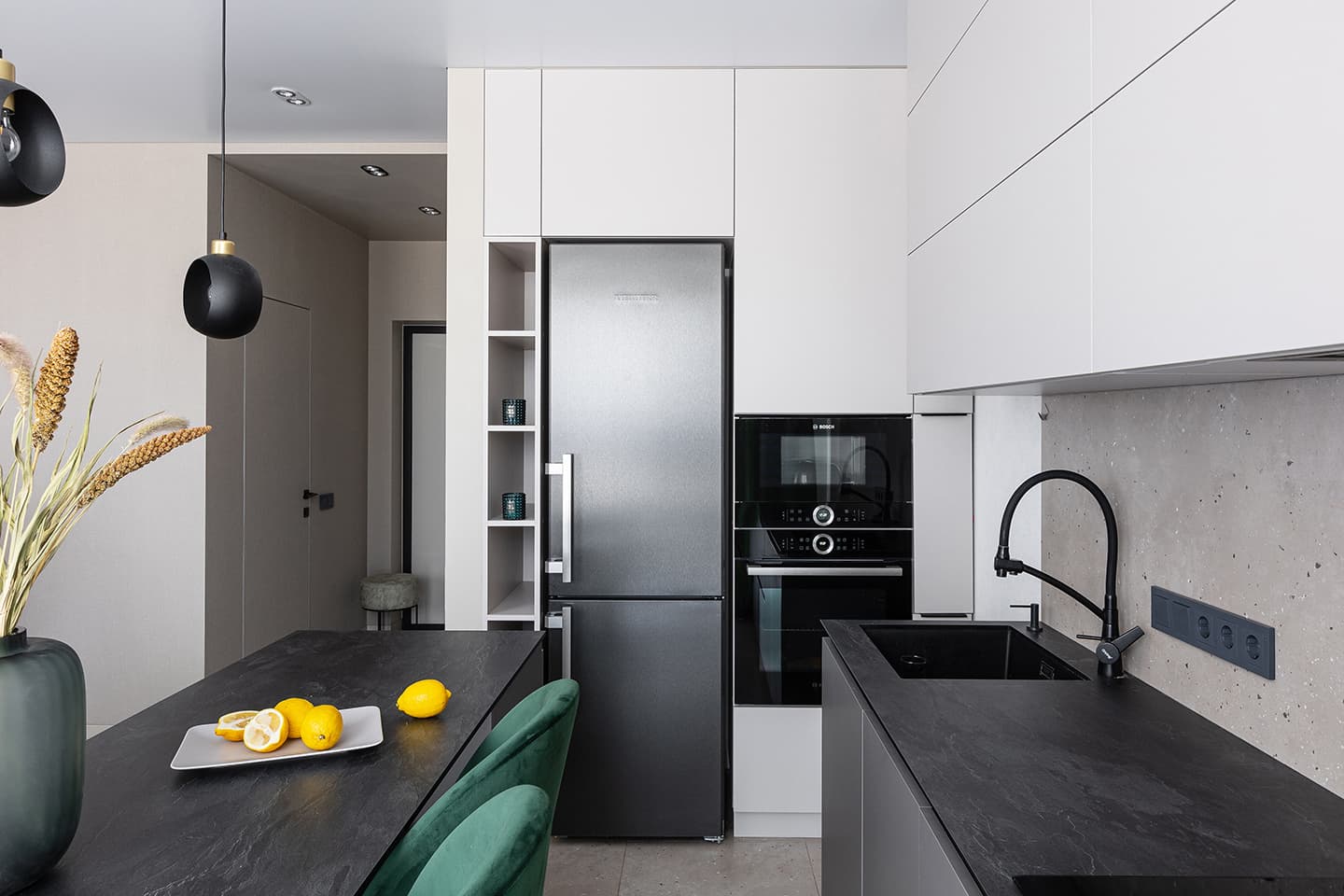 Практичный интерьер квартиры с зелеными акцентами — проект Bezformi studio