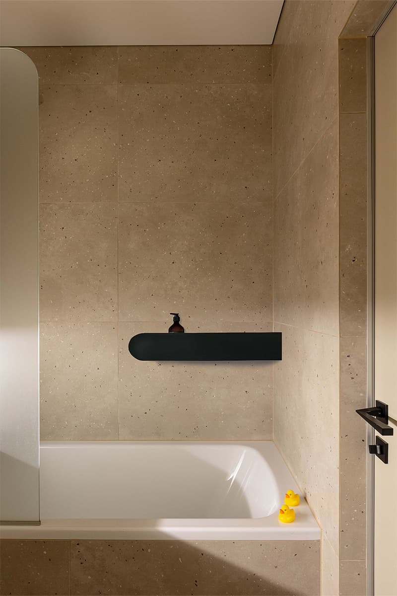 Практичный интерьер квартиры с зелеными акцентами — проект Bezformi studio