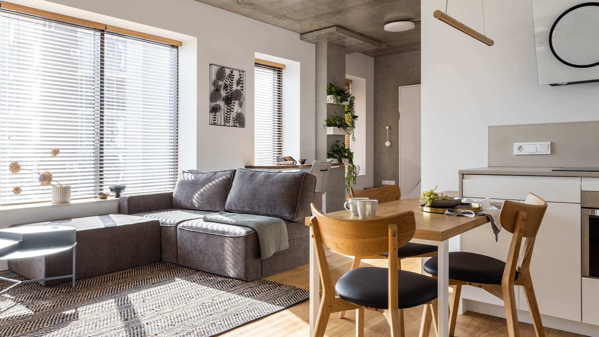 Продуманный интерьер небольшой квартиры с кроватью-трансформером — проект дизайн-бюро Dash Design