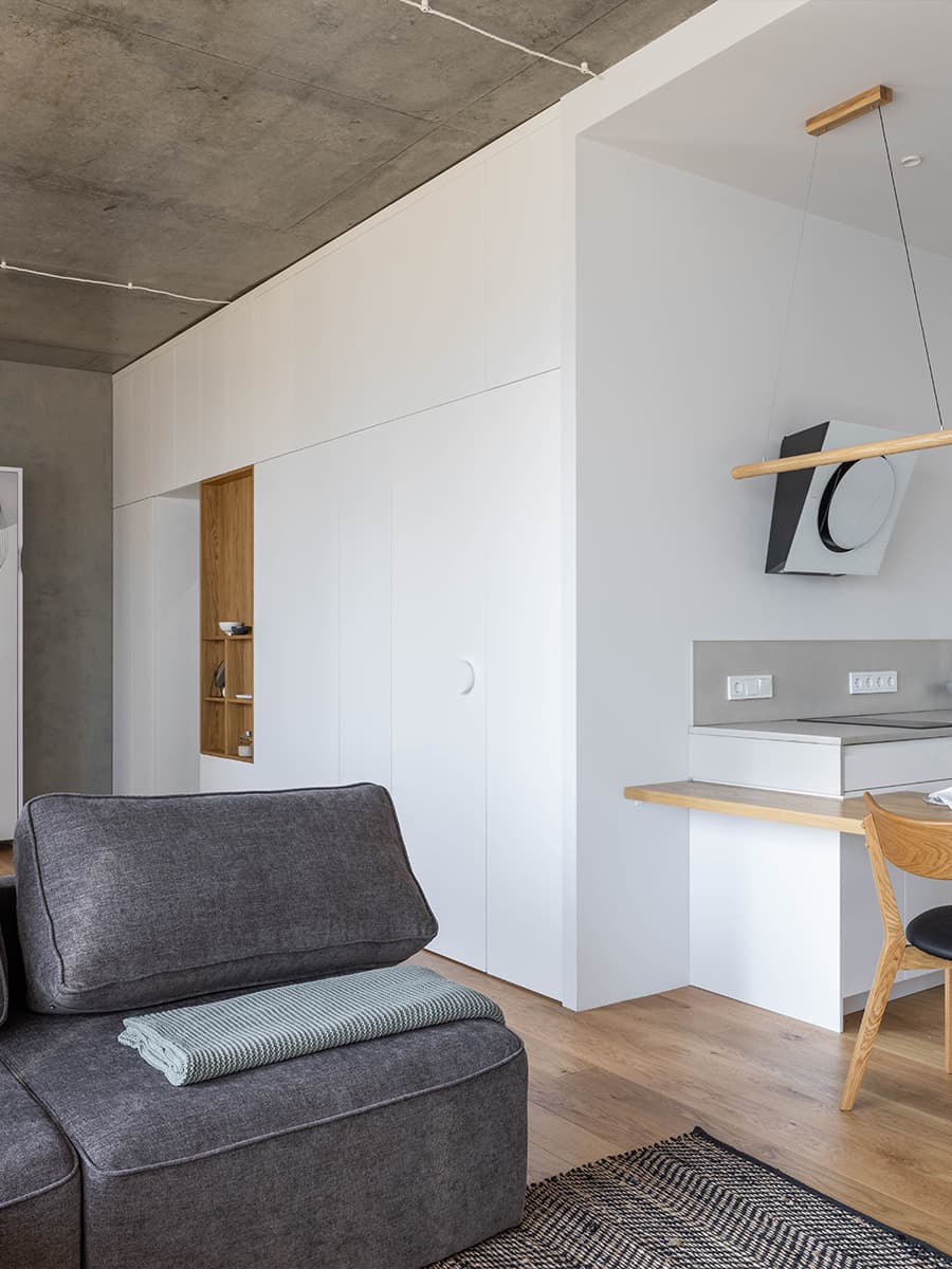 Продуманный интерьер небольшой квартиры с кроватью-трансформером — проект дизайн-бюро Dash Design