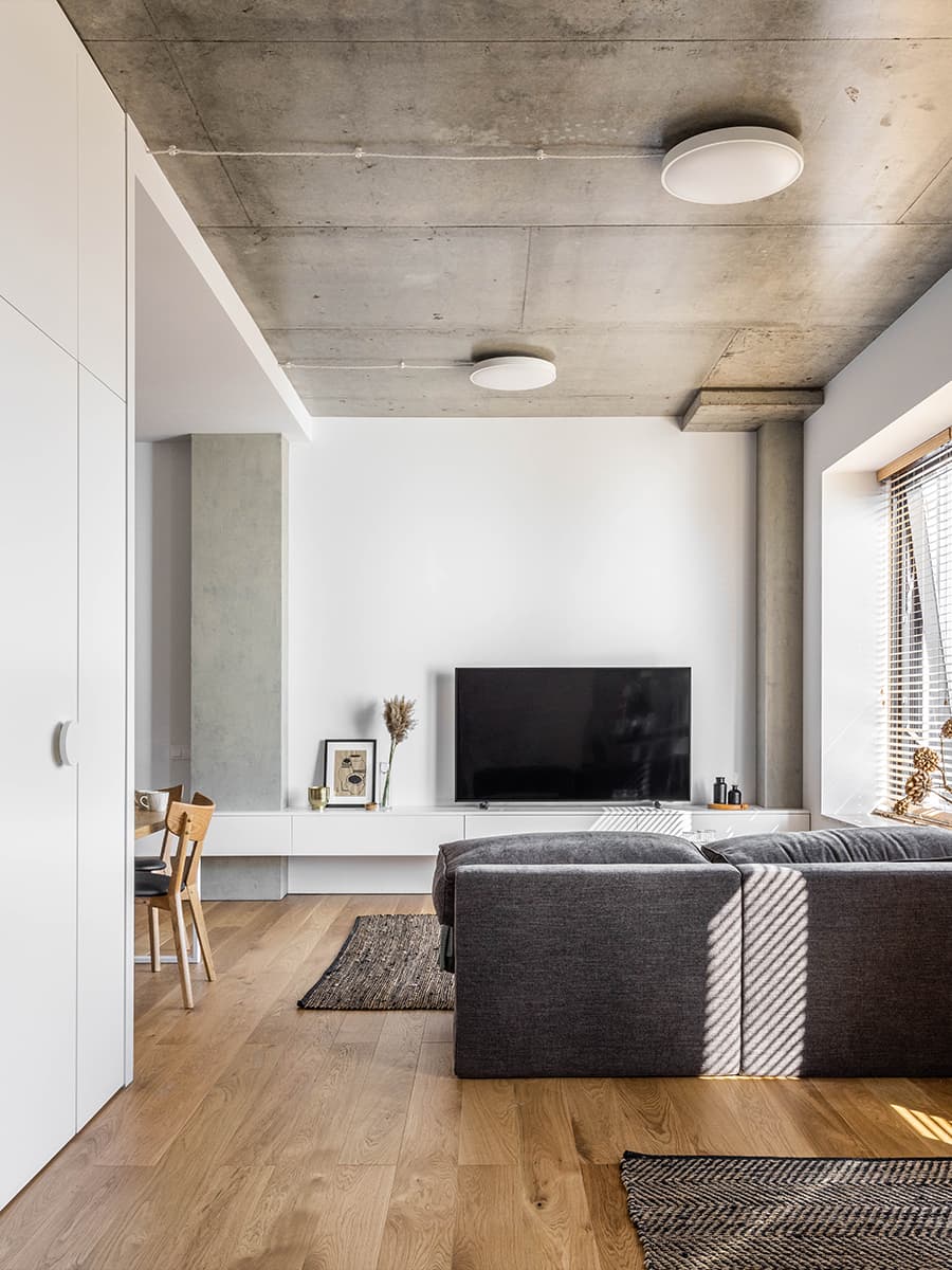 Продуманный интерьер небольшой квартиры с кроватью-трансформером — проект дизайн-бюро Dash Design