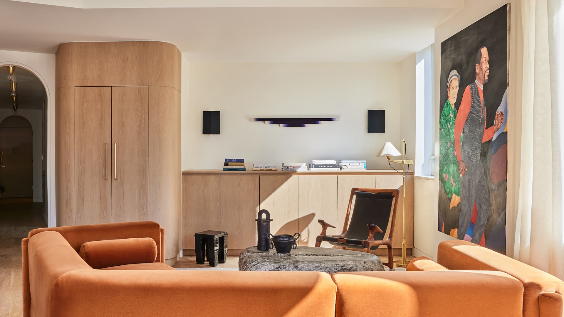 Вдохновляющий интерьер нью-йоркской квартиры с яркими обоями и розовыми акцентами — проект студии Le Whit