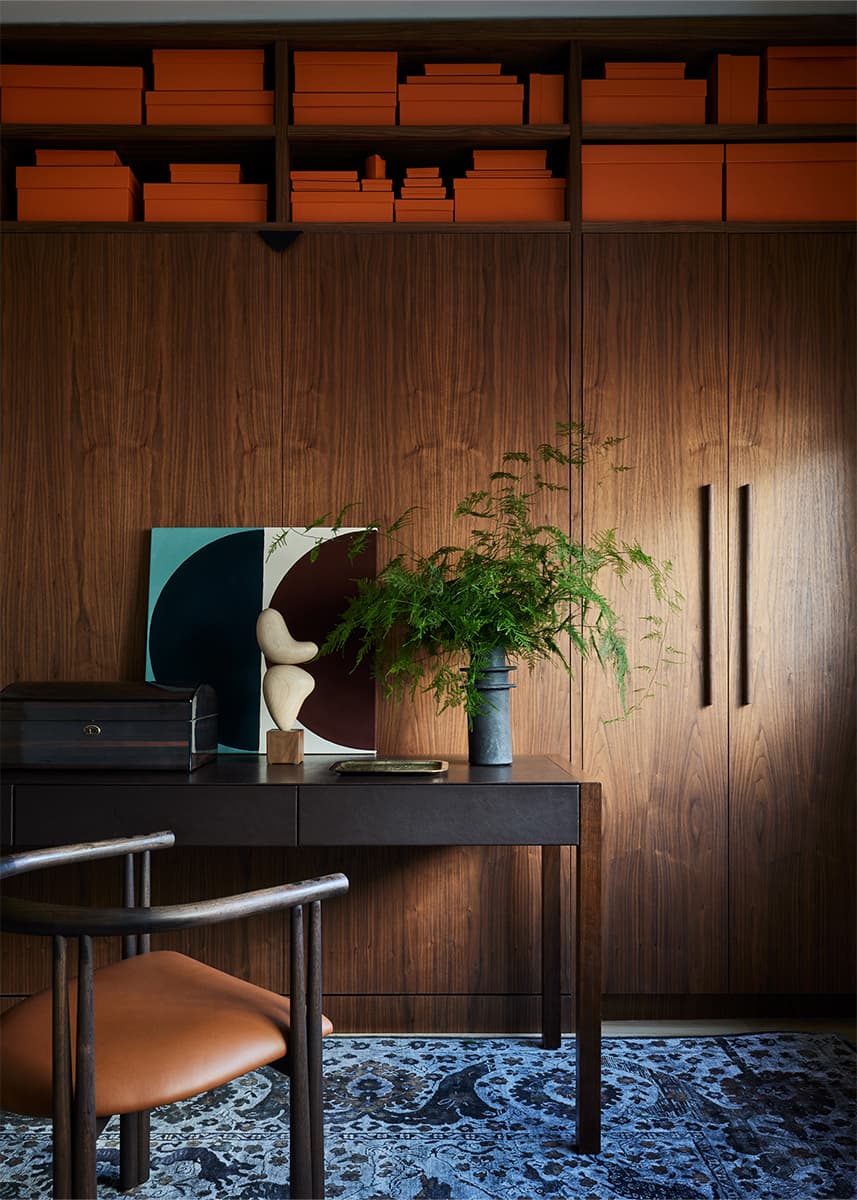 Вдохновляющий интерьер нью-йоркской квартиры с яркими обоями и розовыми акцентами — проект студии Le Whit