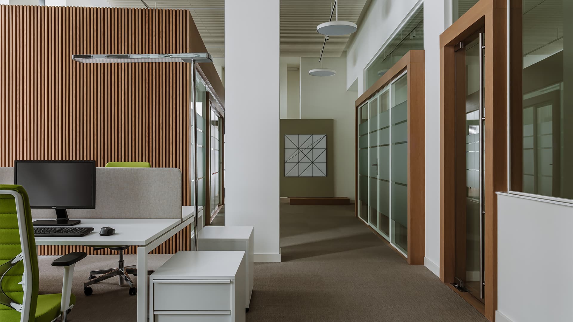 «Тихая роскошь» в интерьере офиса с акцентной мебелью и культовыми светильниками — проект архитектурного бюро IAW RUS