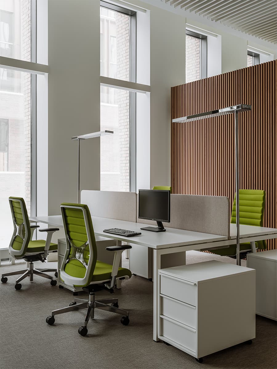 «Тихая роскошь» в интерьере офиса с акцентной мебелью и культовыми светильниками — проект архитектурного бюро IAW RUS