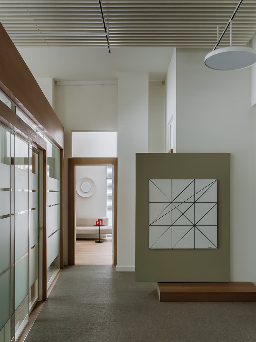 «Тихая роскошь» в интерьере офиса с акцентной мебелью и культовыми светильниками — проект архитектурного бюро IAW RUS