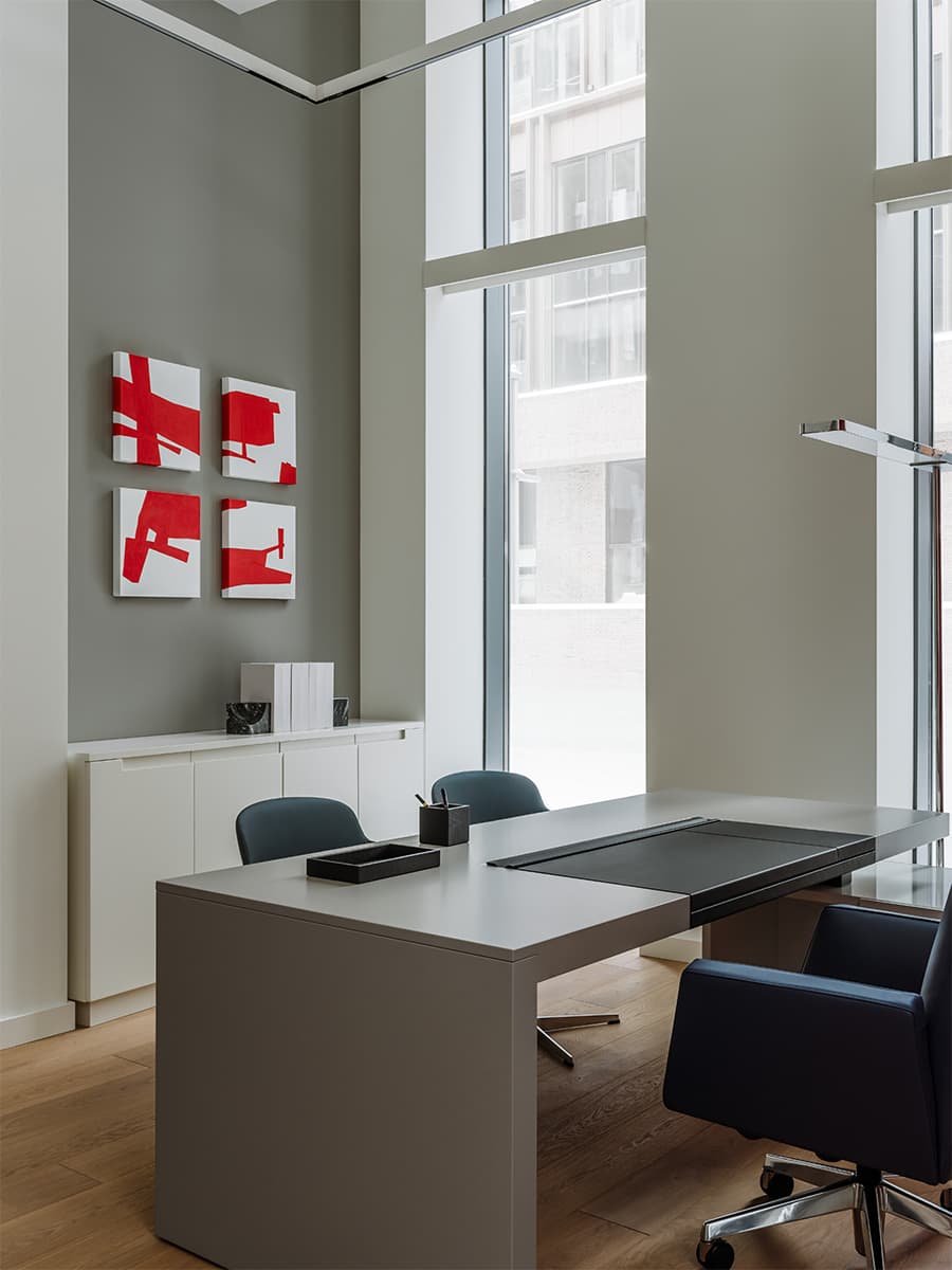 «Тихая роскошь» в интерьере офиса с акцентной мебелью и культовыми светильниками — проект архитектурного бюро IAW RUS