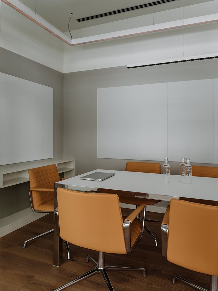 «Тихая роскошь» в интерьере офиса с акцентной мебелью и культовыми светильниками — проект архитектурного бюро IAW RUS