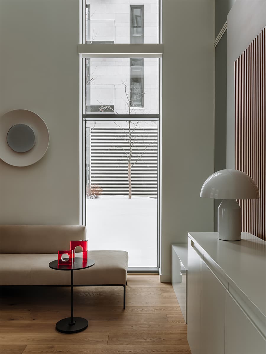 «Тихая роскошь» в интерьере офиса с акцентной мебелью и культовыми светильниками — проект архитектурного бюро IAW RUS