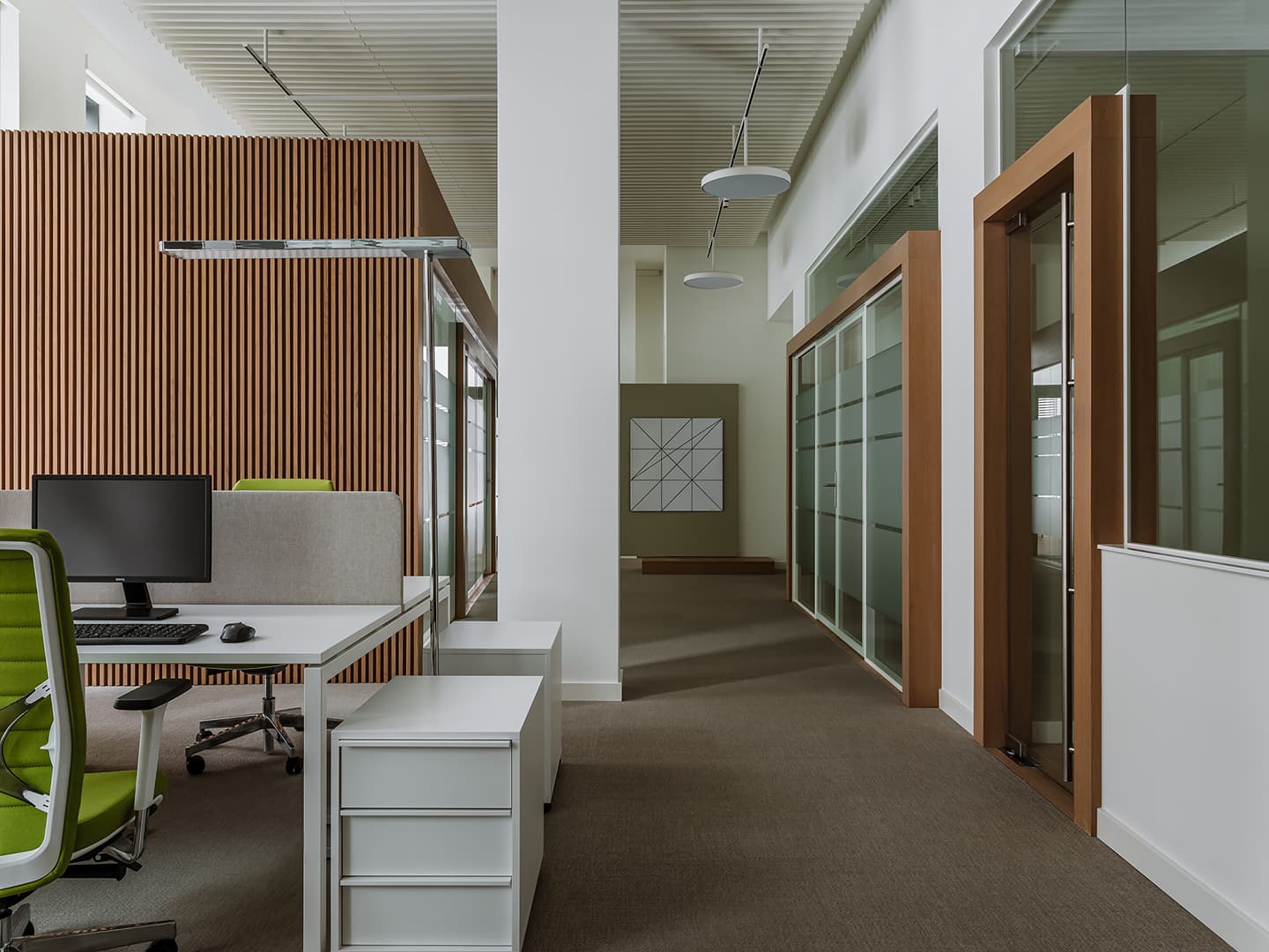 «Тихая роскошь» в интерьере офиса с акцентной мебелью и культовыми светильниками — проект архитектурного бюро IAW RUS