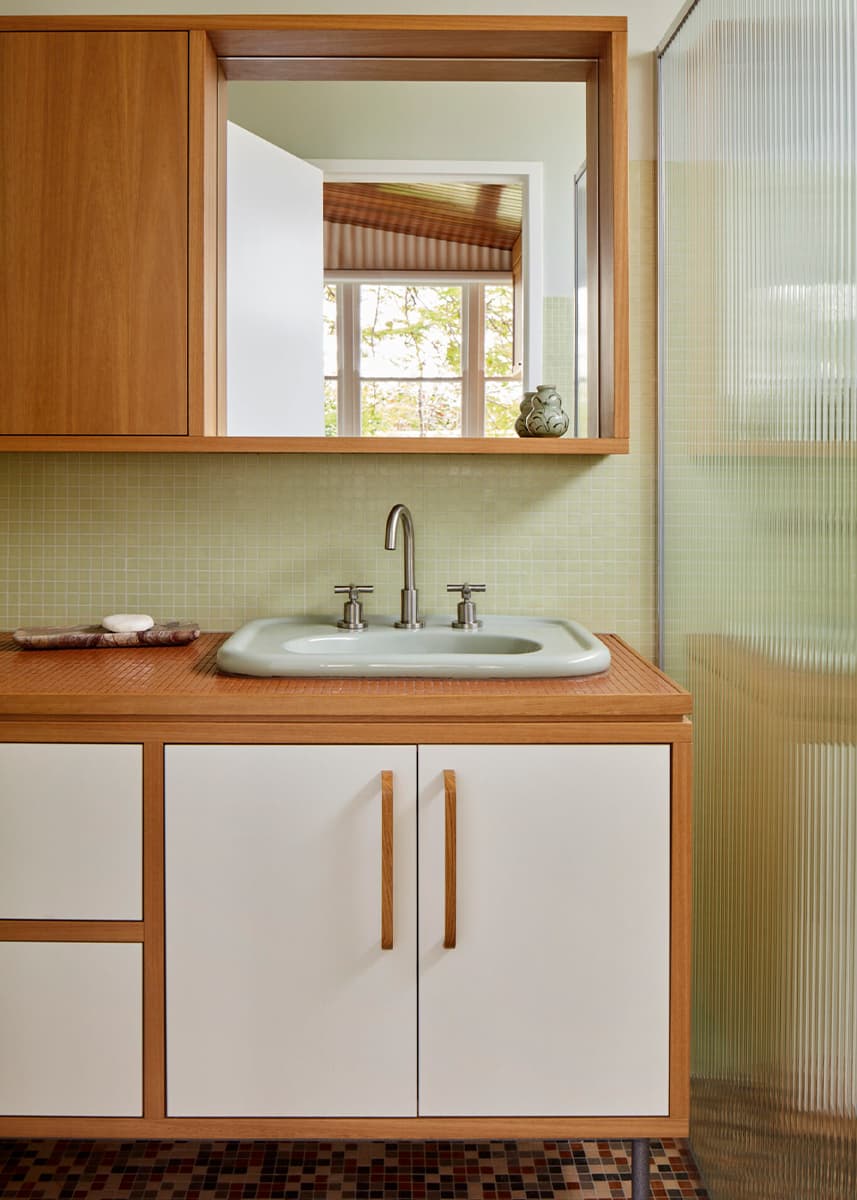 До самого фундамента: преображение австралийского коттеджа с винтажной мебелью и элементами стиля mid-century modern — проект студии Design Theory