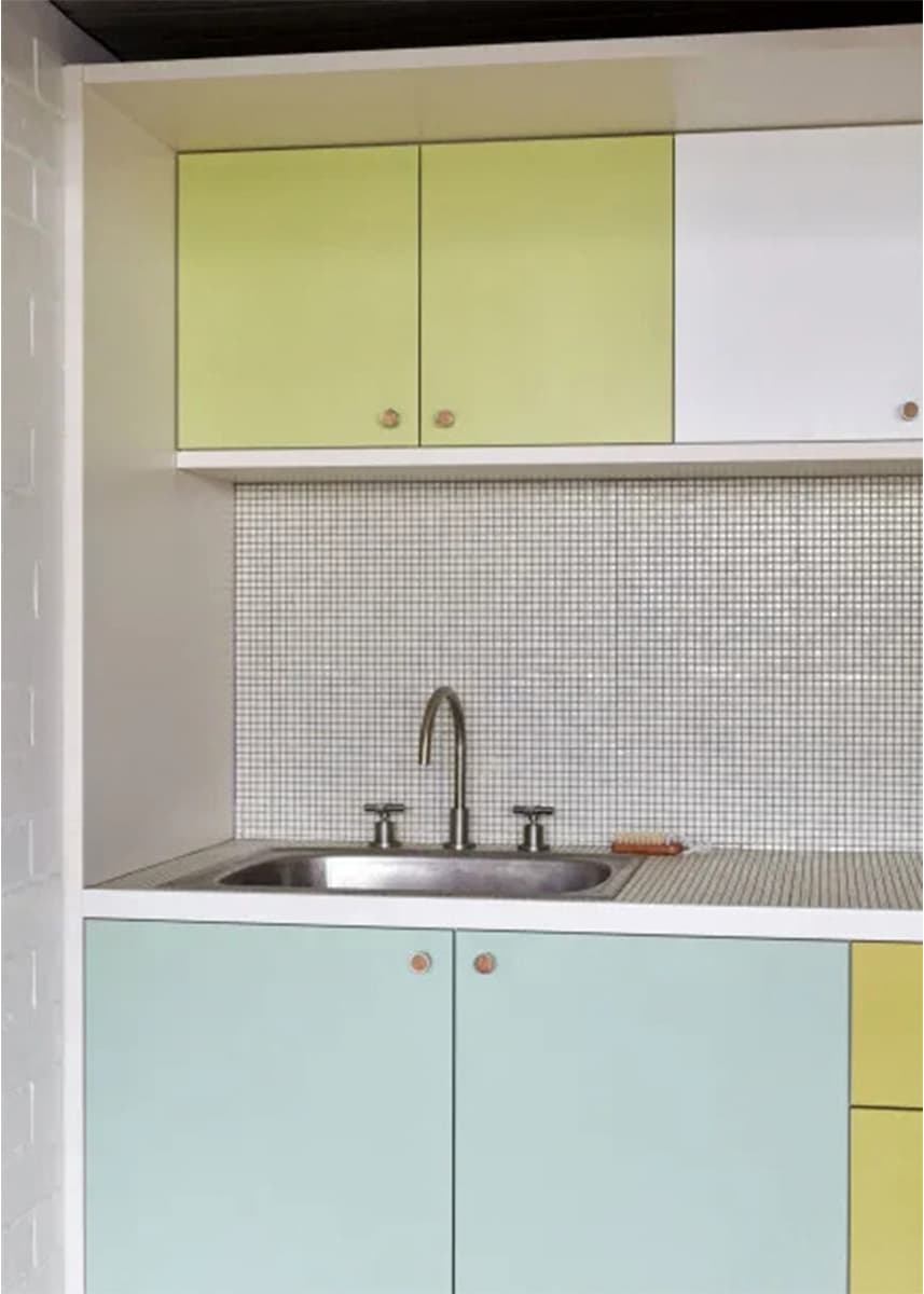 До самого фундамента: преображение австралийского коттеджа с винтажной мебелью и элементами стиля mid-century modern — проект студии Design Theory