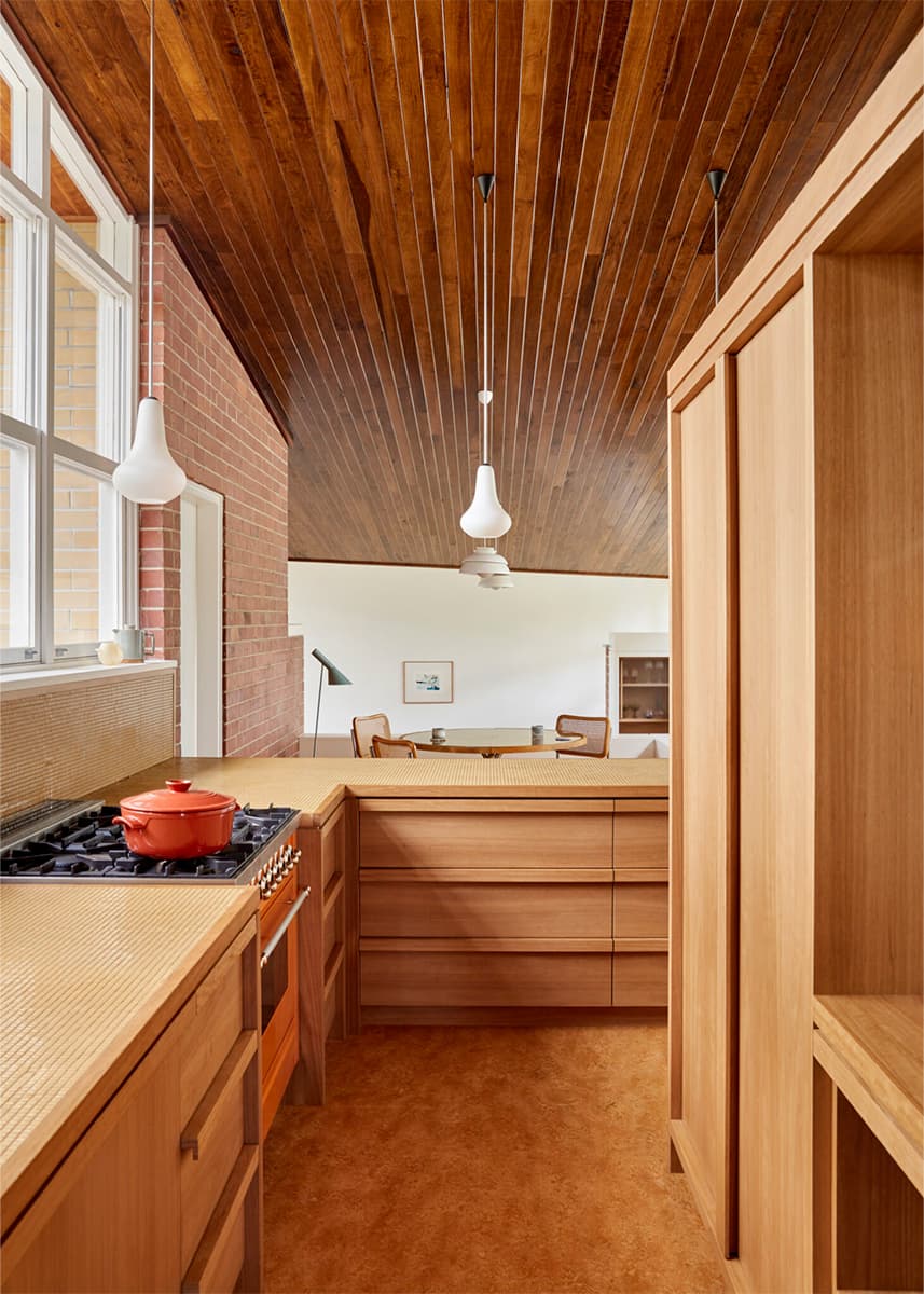 До самого фундамента: преображение австралийского коттеджа с винтажной мебелью и элементами стиля mid-century modern — проект студии Design Theory