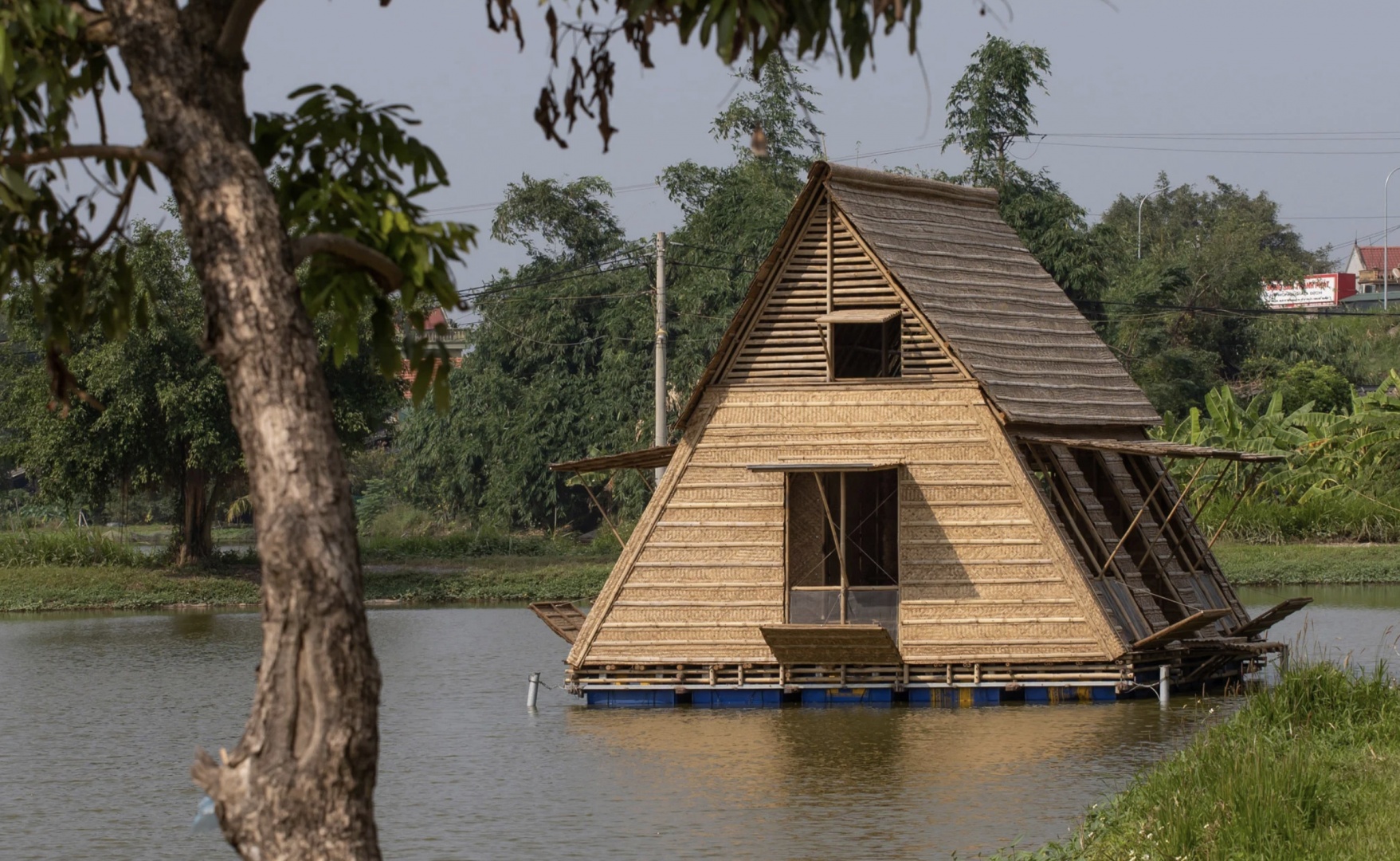 Вьетнамские архитекторы построили плавучий дом из бамбука