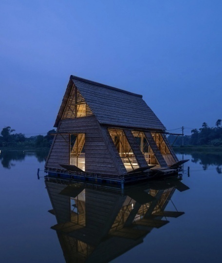 Вьетнамские архитекторы построили плавучий дом из бамбука