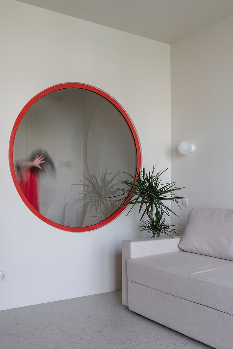 Динамичный интерьер маленькой квартиры, вдохновленный русским конструктивизмом — проект бюро SHKAF interior architects