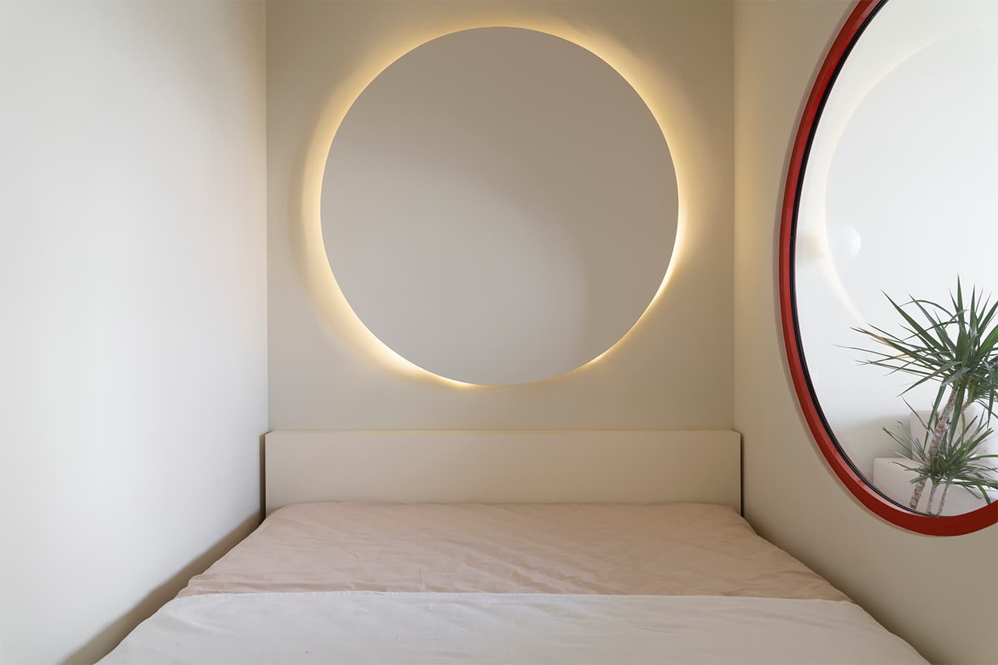 Динамичный интерьер маленькой квартиры, вдохновленный русским конструктивизмом — проект бюро SHKAF interior architects