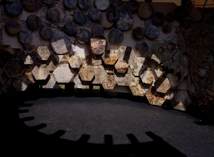 Дизайнер Саймон Кэрролл создал павильон из мицелия для фестиваля Гластонбери