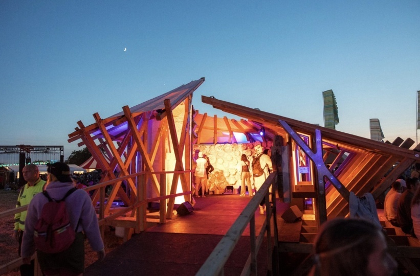 Дизайнер Саймон Кэрролл создал павильон из мицелия для фестиваля Гластонбери
