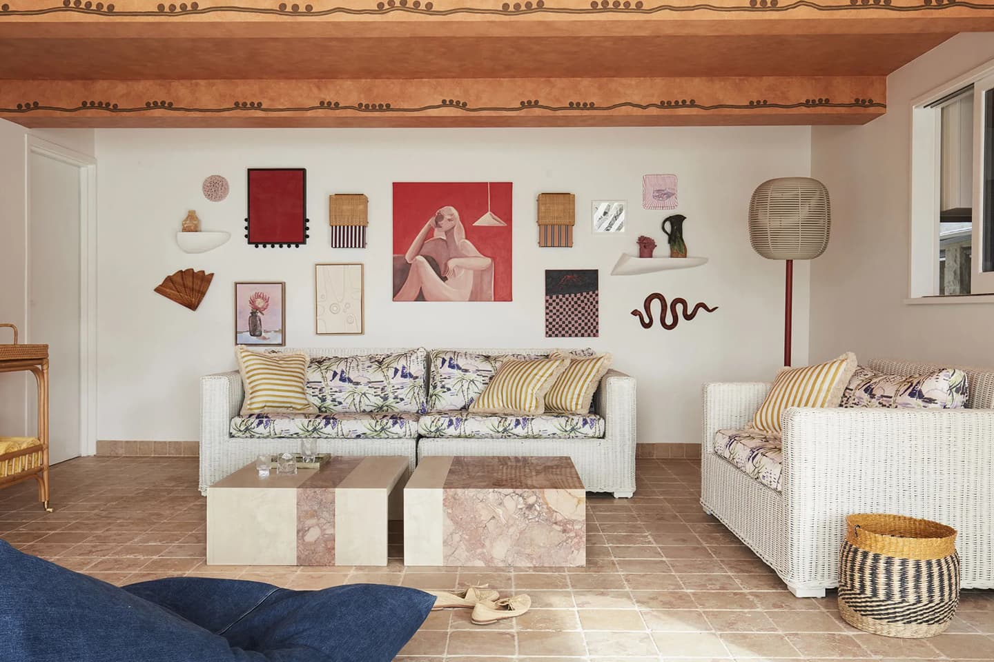 Терракотовые тона, беж и мрамор в интерьере австралийского коттеджа — проект YSG Studio