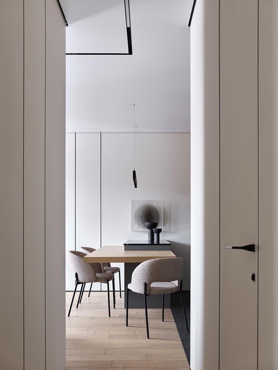 Контрастный интерьер квартиры с искусством и графичными деталями — проект Яны Лысенко