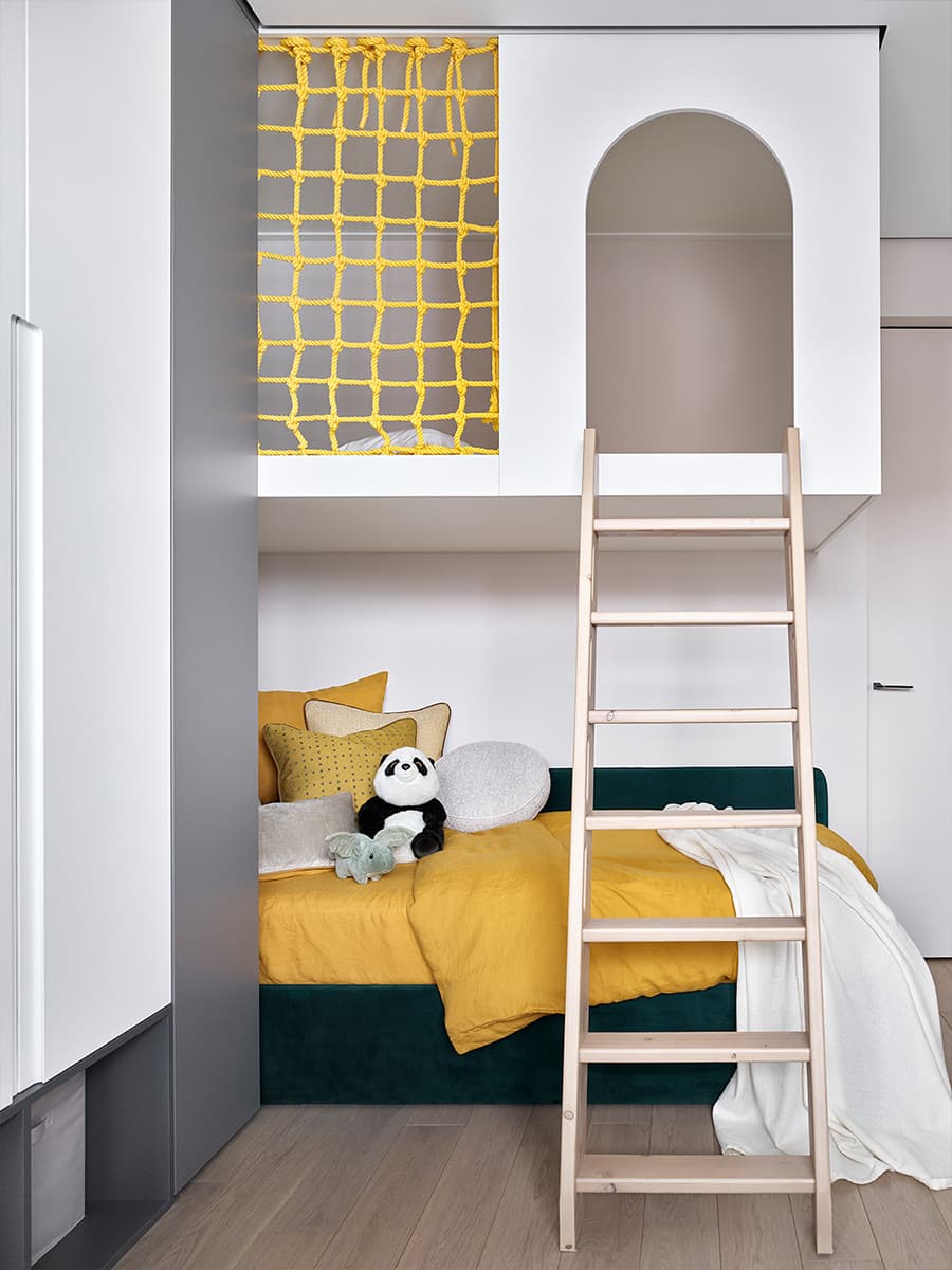 Контрастный интерьер квартиры с искусством и графичными деталями — проект Яны Лысенко